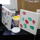 Cățeii au „pictat” și așteaptă donații pentru adăpost